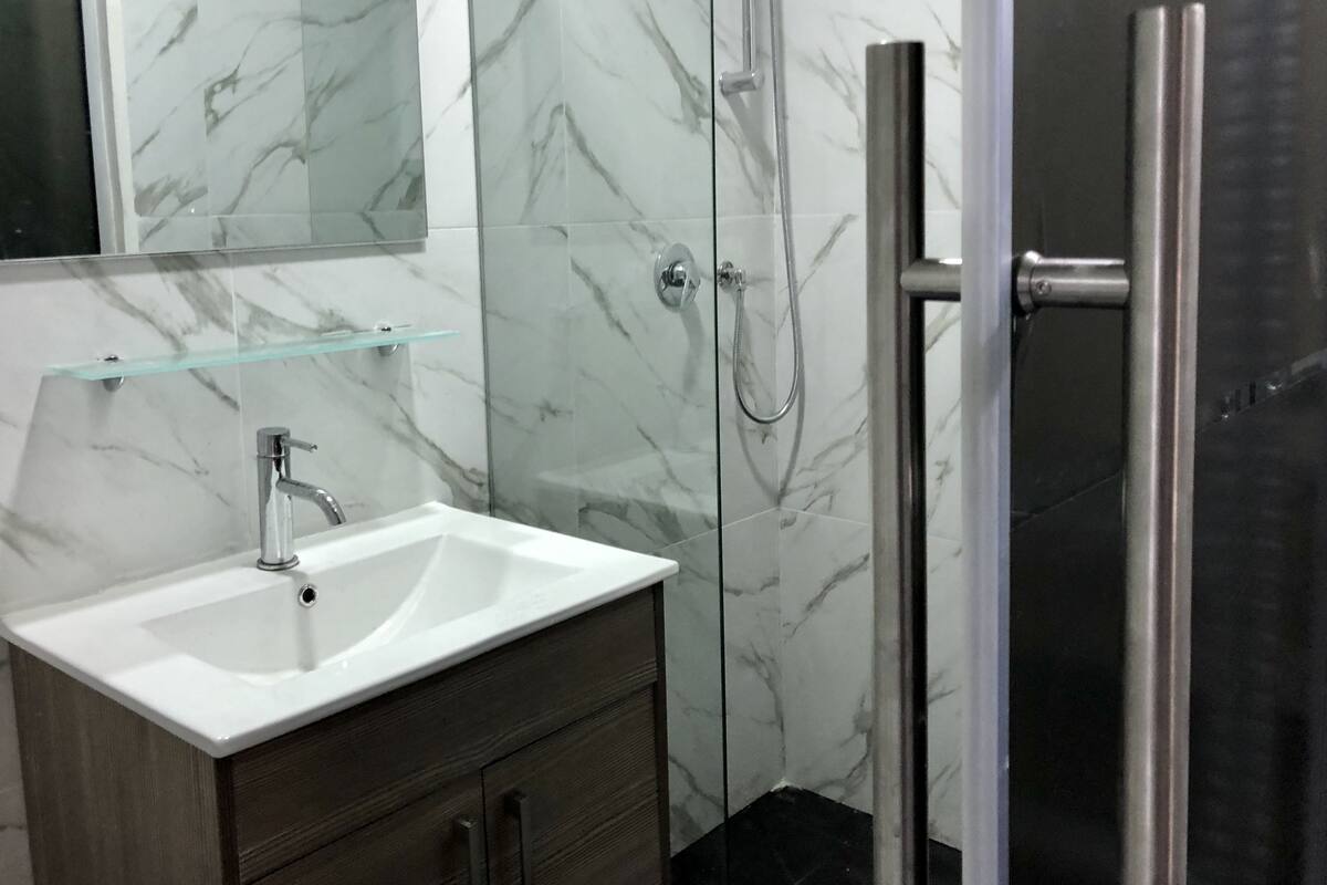 Dusche, Regendusche, Designer-Toilettenartikel, Haartrockner