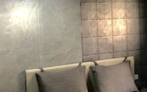 Ropa de cama hipoalergénica y minibar (con algunos artículos gratuitos)