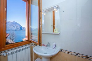 Regadera, secadora de cabello, bidet, toallas 