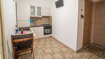 Réfrigérateur, four, plaque de cuisson, chaise haute