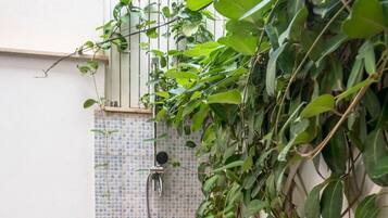 SĂšche-cheveux, serviettes fournies