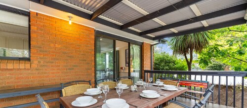 Cobbon Retreat - 5BR House l Pet Friendly l Large Fenced Backyard l WiFi l Great Location