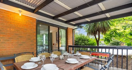 Cobbon Retreat - 5BR House l Pet Friendly l Large Fenced Backyard l WiFi l Great Location