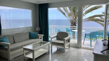 Apartamento Confort, 2 habitaciones, vistas al mar | Zona de estar | Televisión de pantalla plana de 37 pulgadas con canales por satélite