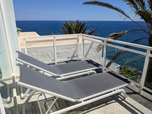 Two lounge chairs on a balcony with a view of the sea. - Acapulco (San Bartolomé de Tirajana)