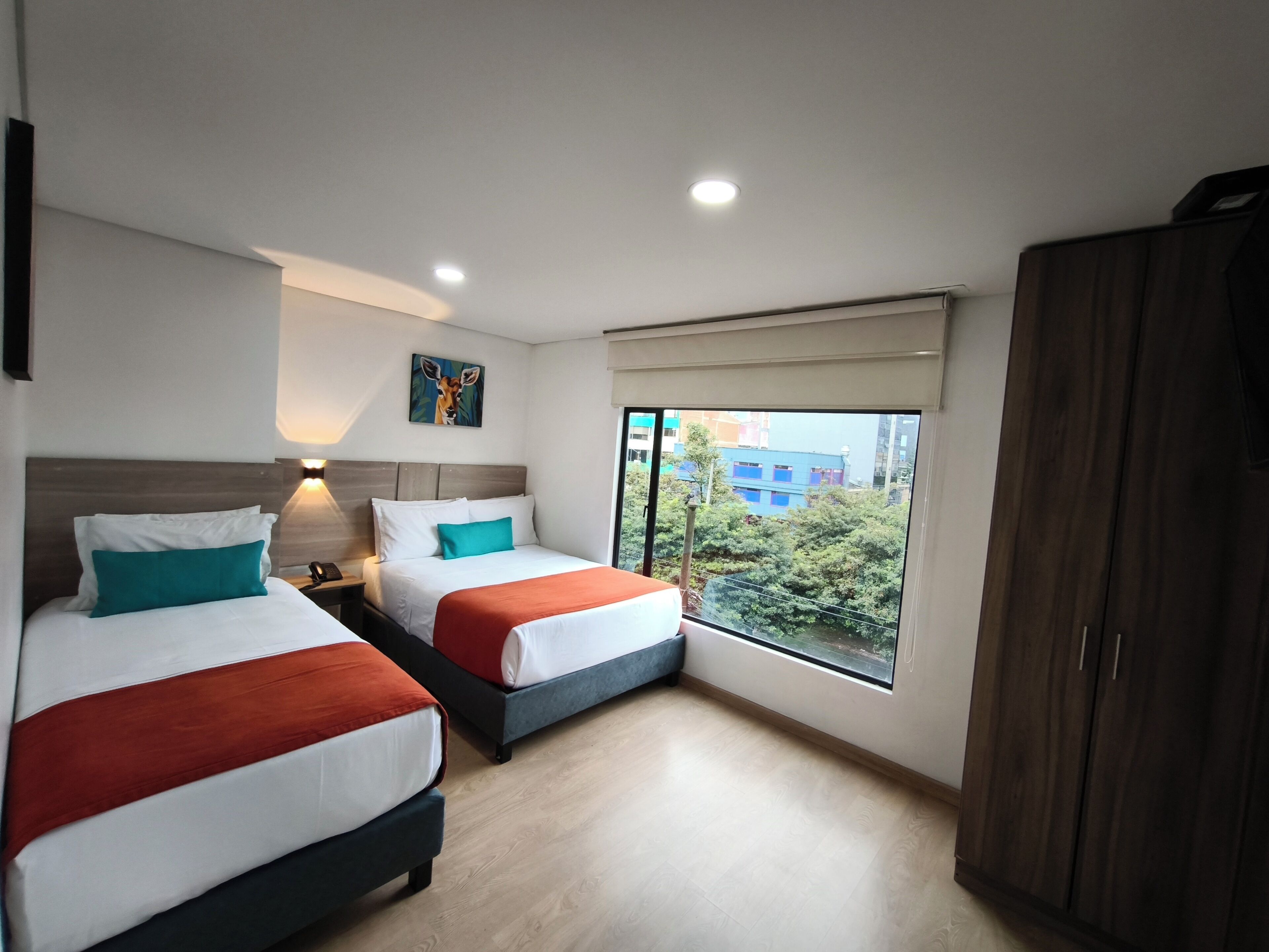 Quarto triplo, várias camas | Roupas de cama premium, Wi-Fi de cortesia, roupa de cama