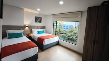 Habitación triple, varias camas | Ropa de cama de alta calidad, wifi gratis y ropa de cama