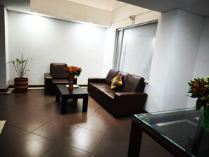 32-inch LED TV with cable channels, TV - Hotel Portal de los Andes (Bogotá)