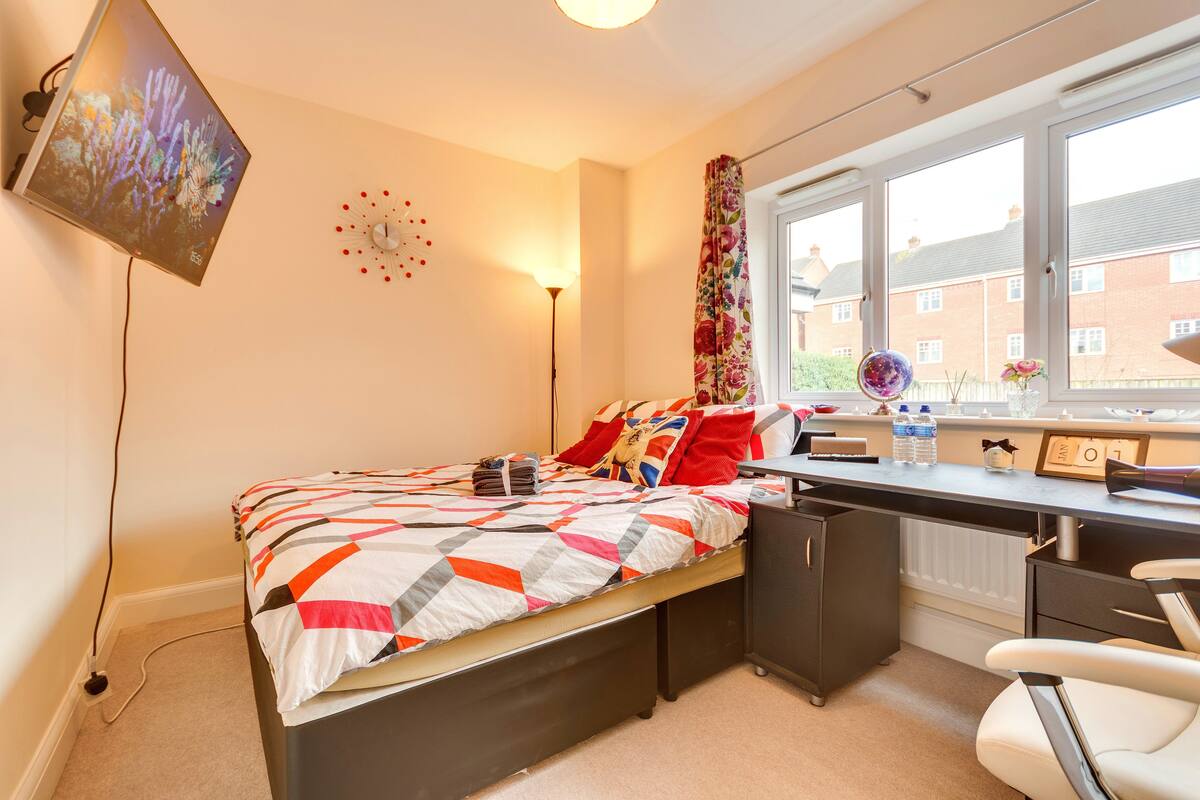 Premium bedding, individually decorated, individually furnished, desk