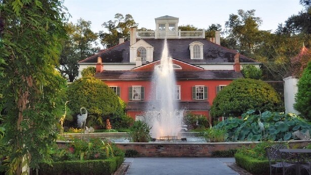 A large house with a fountain in the front garden. - The Inn At Houmas House (Darrow)