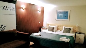 A hotel room with a bed, bedside tables, a desk, a chair, and a wardrobe. - Best Western Hotel Carlton (Helsinki)
