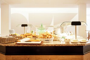 Daily buffet breakfast (EUR 16 per person) - Sunprime Waterfront (Palma de Mallorca)