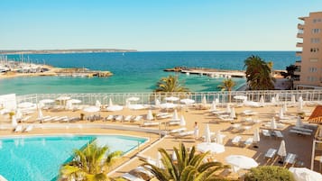 Piscina externa sazonal, funciona das 10h às 18h, guarda-sóis