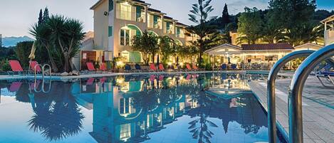 Una piscina al aire libre