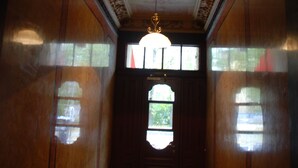 A hallway with a wooden door and a chandelier. - Bright loft in the Kastanienallee (Berlin)