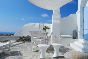 Outdoor dining - Houlakia's Paradise - Standing view and private pool (Mykonos)