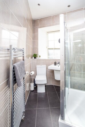 Apartemen | Kamar mandi | Kombinasi shower/bathtub, bathtub besar, pengering rambut, dan handuk