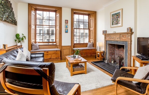 Interior - High Street (Edinburgh)