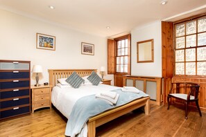 Apartment | 2 bedrooms, iron/ironing board, travel crib, free WiFi