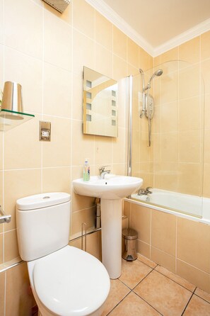 Apartment | Bathroom | Combined shower/bathtub, deep-soaking bathtub, hair dryer, towels - Advocates Close (Edinburgh)