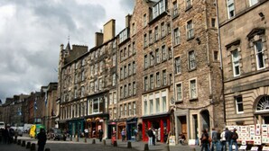 A historic stone building with multiple stories, large windows, and a traditional architectural style. - Advocates Close (Edinburgh)