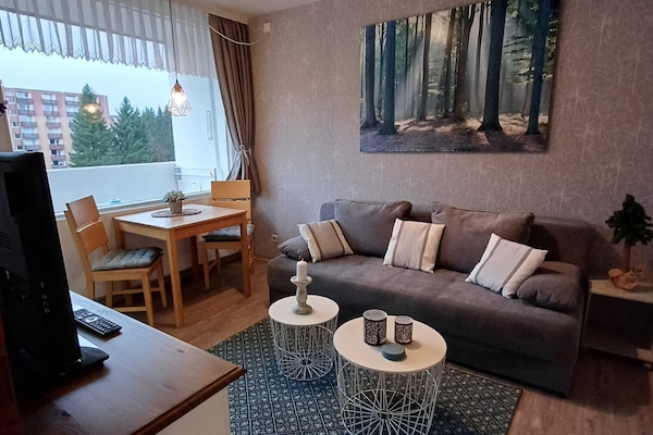 Una televisión, libros, un reproductor estéreo