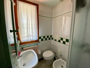 Secador de pelo y toallas