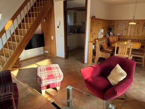 Smart TV, fireplace, books, stereo