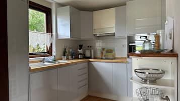 Een koelkast, een magnetron, een oven, een kookplaat