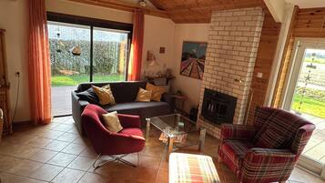 TV connectée, cheminée, livres, chaßne hi-fi