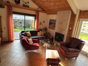 Smart TV, fireplace, books, stereo