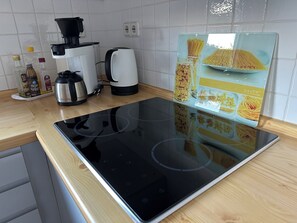 Frigorífico, microondas, horno y placa de cocina
