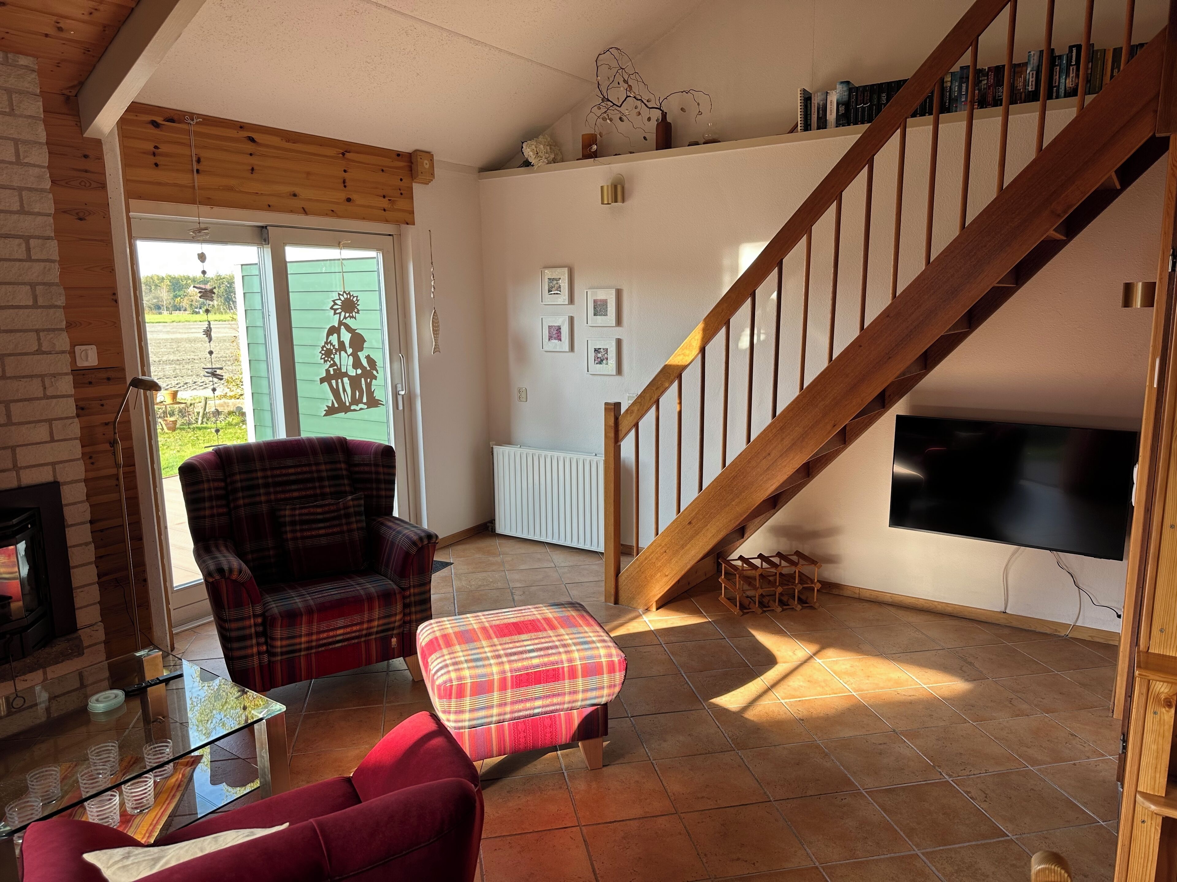 TV connectée, cheminée, livres, chaîne hi-fi