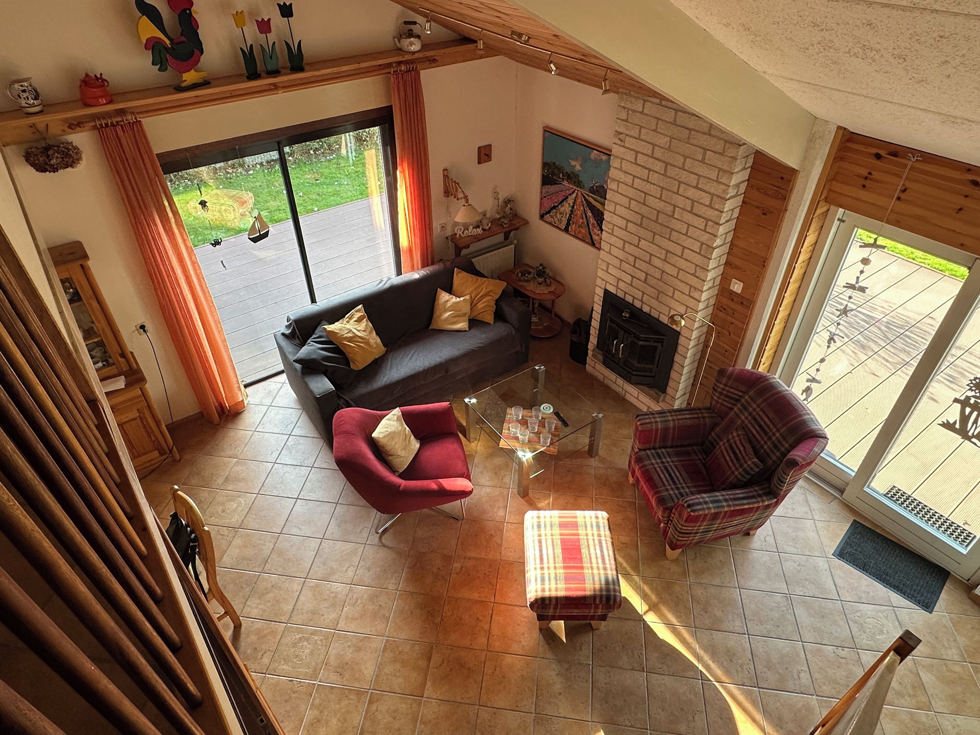 TV connectée, cheminée, livres, chaîne hi-fi