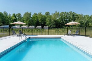 Una piscina al aire libre de temporada