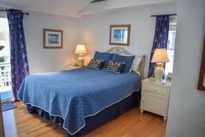 3 bedrooms, iron/ironing board, free WiFi - Three bedroom sleeping 8-steps away from South Village Beach (Dennis)