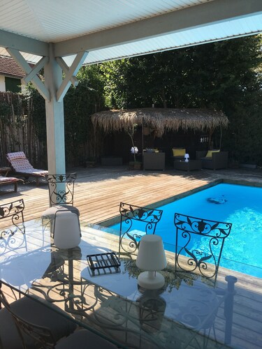 Maison centre ville ,piscine chauffée ,plage et commerces à pied en 5 minutes 