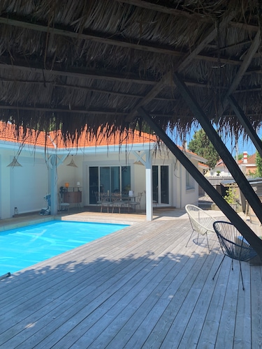 Town center house, heated pool, beach and shops within 5 minutes walk 