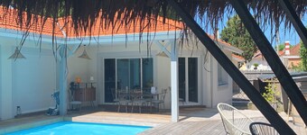 Town center house, heated pool, beach and shops within 5 minutes walk 