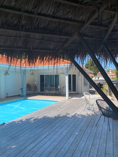 Town center house, heated pool, beach and shops within 5 minutes' walk.