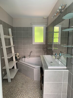 Bathtub, hair dryer, towels