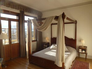 7 chambres, bureau, fer et planche à repasser, lit parapluie