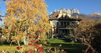 Lovely and spacious villa located 150 m from the Annecy Lake, enclosed tree park