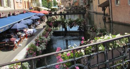 Kaunis ja tilava huvila sijaitsee 150 metrin päässä Annecy-järvestä