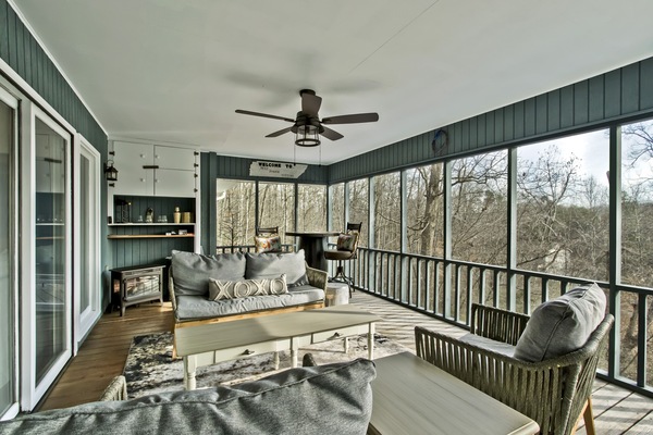 Large serene screened in porch with electric fireplace & wine fridge and Arcade