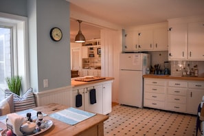 Fridge, microwave, oven, stovetop - Three bedroom home sleeping 8 on the water's edge of Swan River (South Dennis)