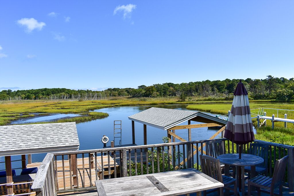 Three bedroom home sleeping 8 on the water's edge of Swan River