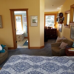 2 bedrooms, desk, iron/ironing board, free WiFi - Comfortable, cozy, light-filled home in quiet, friendly neighborhood. (Ketchum)