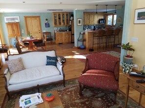 تلفزيون، مدفأة، مشغل دي في دي، كُتُب