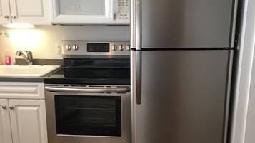 冰箱、微波炉、烤箱、炉灶